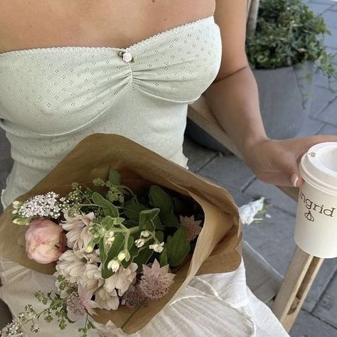 Sweet Feminine Aesthetic, Soft Romantic Aesthetic, A Bouquet Of Flowers, Nothing But Flowers, Flowers For You, Dirty Blonde, Princess Aesthetic, Cottagecore Aesthetic, Bouquet Of Flowers