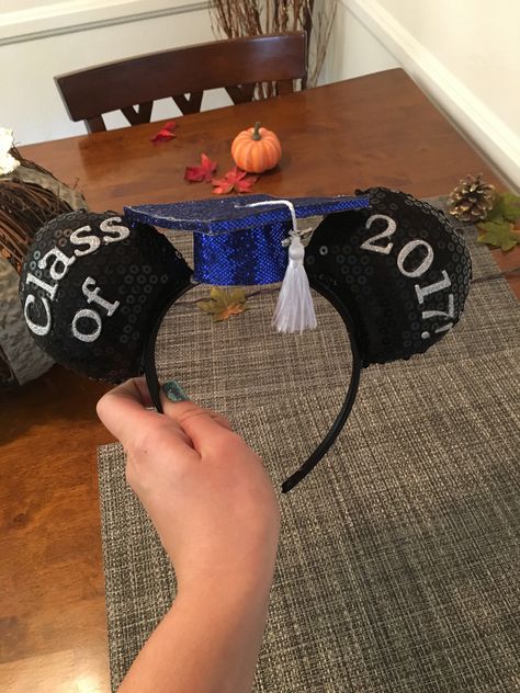 Graduation Mickey Ears, Disney Crown, Disney Graduation, Diy Disney Ears, Disneyland Ears, Diy Mickey Ears, Disney Mickey Ears, Senior Trip, Disney Side