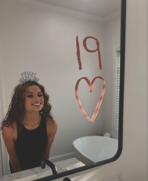 mirror picture Photoshoot For Birthday Ideas, Instagram Birthday Photo Ideas, 19 Birthday Photoshoot Ideas At Home, 19th Birthday Aesthetic Pictures, Pics To Take On Your Birthday, Birthday Photo Inspiration, Birthday Pictures Balloons, B Day Pictures Photo Ideas, Birthday Selfie Ideas At Home