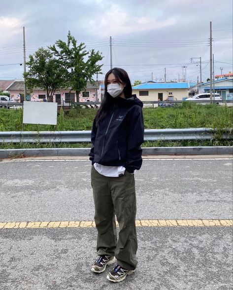 minjoyhh on ig Gorpcore Outfit Women, Salomon Xt6 Outfit, Green Carpenter Pants, Wander Outfit, Trekking Outfit, Asian Style Dress, Vintage Dickies, Hiking Fashion, Carpenter Pants