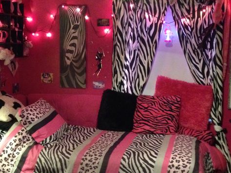 Hot pink and Zebra room ! Mcbling Dorm, Early 2000s Bedroom Aesthetic, Early 2000s Decor, Early 2000s Room Decor, Early 2000s Room Aesthetic, Early 2000s Bedroom, Emo Bedroom Ideas, Pink Zebra Rooms, Early 2000s Room