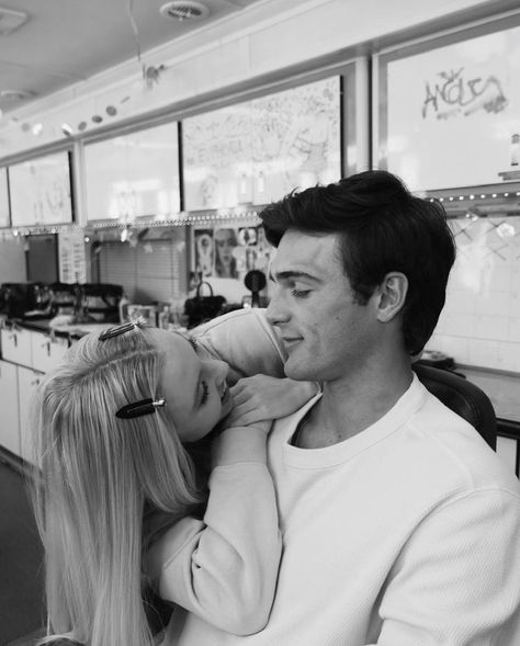 best of sydney sweeney on Twitter: "sydney sweeney and jacob elordi at behind the scenes of euphoria s2… " Jacob Elordi, 밈 유머, Sydney Sweeney, Cowboy Bebop, Hopeless Romantic, Pretty Little Liars, Riverdale, Serie Tv, Couple Goals