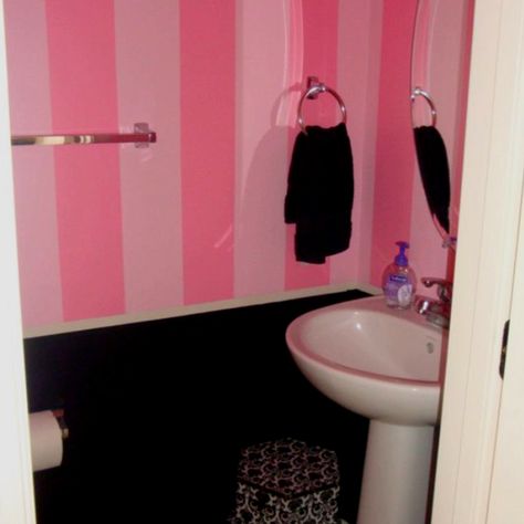 Victoria Secret Bathroom Victoria Secret Bedroom, Bathroom Decor Girly, Zebra Bedroom, Secret Walls, Girly Bathroom, Secret Victoria, Guest Bathroom Decor, Small Bathroom Organization, Cute Bedroom Decor