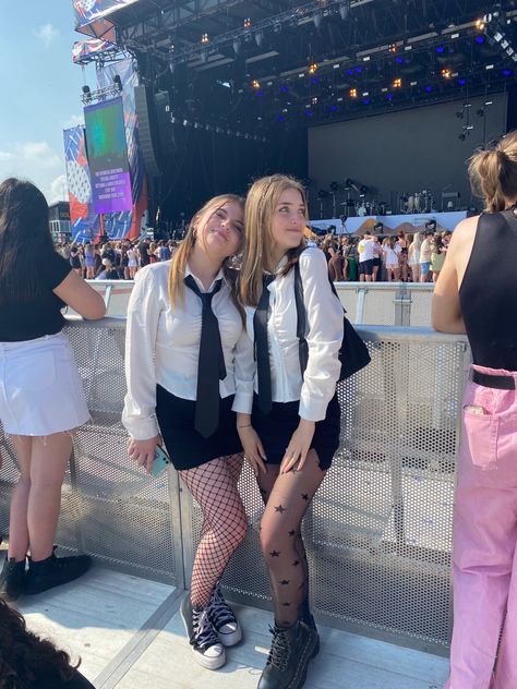 Matty Healy Concert Outfit, The 1975 Concert Outfit Men, 1975 Concert Outfit Men, Orchestra Concert Fit, Charlie Puth Concert Outfit Ideas, The 1975 Concert Outfit Ideas 2023, The 5sos Show Outfits, 1975 Outfit Concert, The 1975 Outfit Concert