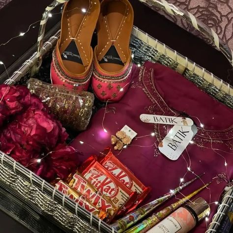 Alhumdulillah delivered customize basket for eid dm for orders and detail ✨️ Aesthetic Gift Packaging Ideas, Eidi Basket For Her, Baat Pakki Gifts, Eid Baskets Gift Ideas, Eid Hampers Ideas, Baat Pakki Ideas, Eid Basket, Wedding Gift Packing, Engagement Basket