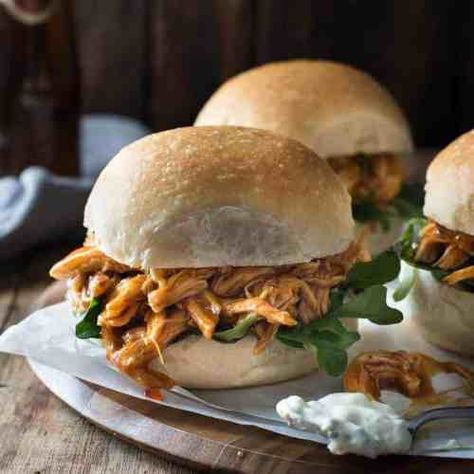 Slow Cooker Honey Buffalo Chicken Sliders Honey Buffalo Chicken, Best Chicken Dishes, Buffalo Chicken Sliders, Chicken Sliders, Sauce Chicken, Recipetin Eats, Recipe Tin, Slider Recipes, Honey Garlic Chicken