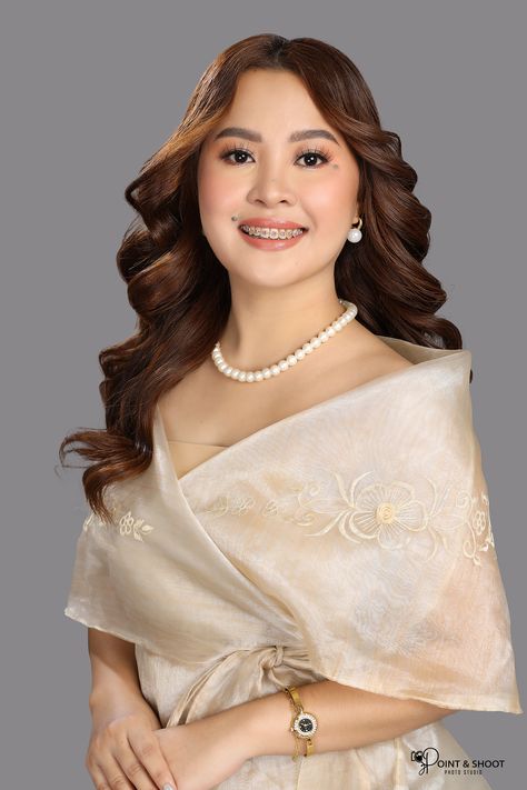 Filipiniana Pictorial, Filipiniana Graduation Picture, Hairstyle For Graduation Pictorial, Graduation Toga, Graduation Look, Filipiniana Dress, Graduation Photography Poses, Graduation Picture, Graduation Hairstyles