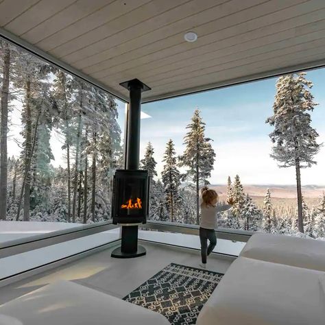 5 mini-chalets d’exception à louer au Québec en 2023—Prévoyez-vous des escapades en nature au Québec en 2023? Mini Chalet, Tiny Houses For Rent, Old Quebec, Micro House, Winter Getaway, Tiny House Movement, Valley View, Indoor Fireplace, Panoramic View