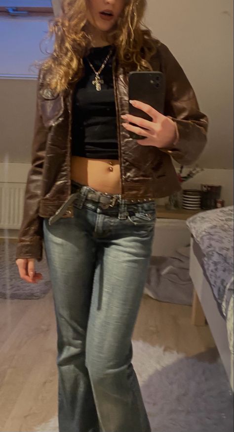 y2k leatherjacket bella hadid Outfits With Cross Necklace, Y2k Fashion Leather Jacket, Cross Necklace Outfit Aesthetic, Dark Grey Button Up Shirt Outfit Women, 2005s Fashion, Winter Aesthetic Outfit Y2k, Y2k Rockstar Aesthetic Outfits, Coquette Leather Jacket, Autumn Y2k Outfits