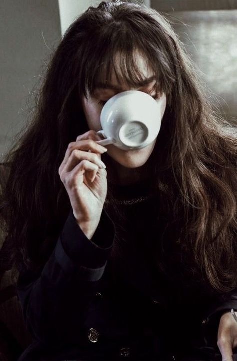 coffee girl aesthetic Me As A Drink, Women Drinking Tea, Dark Blue Outfit, What To Wear To Brunch, Bangs Makeup, Brunch Outfits, Style List, Spring Brunch, Spencer Hastings