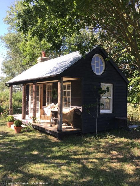 Garden Cabins, Tiny House Exterior, Tiny House Inspiration, Tiny Cabins, Tiny Cabin, Tiny House Cabin, Small Cabin, Cabins And Cottages, Tiny House Living