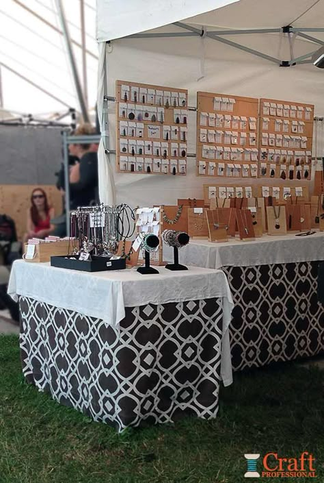 Love this gorgeous jewelry booth! Craft Booth Design, Handmade Jewelry Display, Jewerly Display, Craft Fair Booth Display, Jewelry Booth, Stall Display, Craft Show Booths, Craft Show Booth, Craft Booth Display