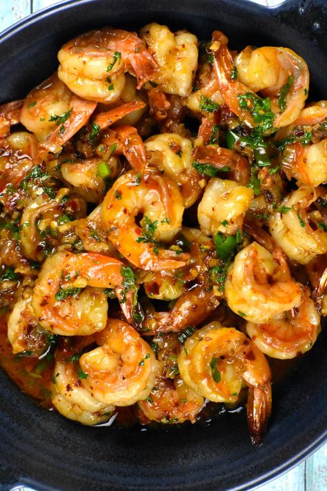 This Spicy Garlic Shrimp recipe is a super quick and easy weeknight dinner option bursting with great Asian flavors! Spicy Garlic Shrimp, Wok Recipes, Creamy Shrimp Pasta, Shrimp Recipes For Dinner, Shrimp Recipes Easy, Spicy Shrimp, Shrimp Dishes, Shrimp Recipe, Garlic Shrimp