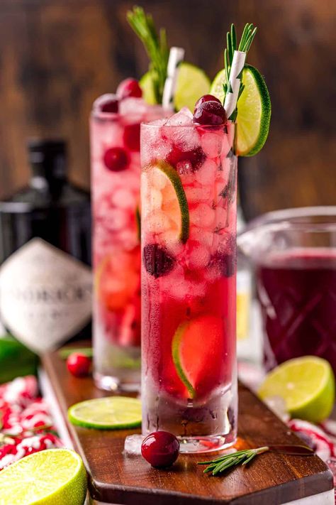 Try a cranberry gin and tonic for a winter twist on a classic cocktail, bringing together cranberry and lime for a tart dance with bitter tonic water and herbal gin. Rosemary Recipes, Cocktail Gin, Flavoured Gin, Cocktail Juice, Cranberry Juice Cocktail, Tonic Recipe, Cranberry Cocktail, Savory Pies, Gin Drinks