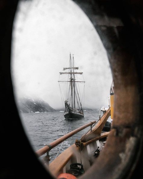 Photo Polaroid, The Pirate King, Black Sails, Wallpaper Pastel, Pirate Life, A Ship, Fantasy Aesthetic, Photo Vintage, White Coat