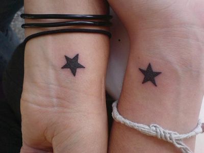 Cute Couple Star Tattoo Black Star Tattoo, Star Tattoo On Wrist, 27 Tattoo, Best Couple Tattoos, Matching Friend Tattoos, Cute Matching Tattoos, Tattoo On Wrist, 16 Tattoo, Couples Tattoo Designs