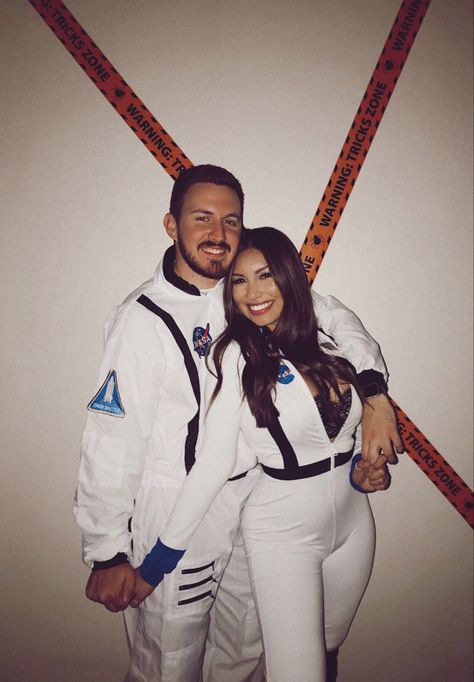 Halloween Parejas, Hot Halloween Outfits, Space Suit, Couple Halloween, Couple Halloween Costumes, Couples Costumes, Mens Costumes, Halloween Outfits, Halloween Costumes