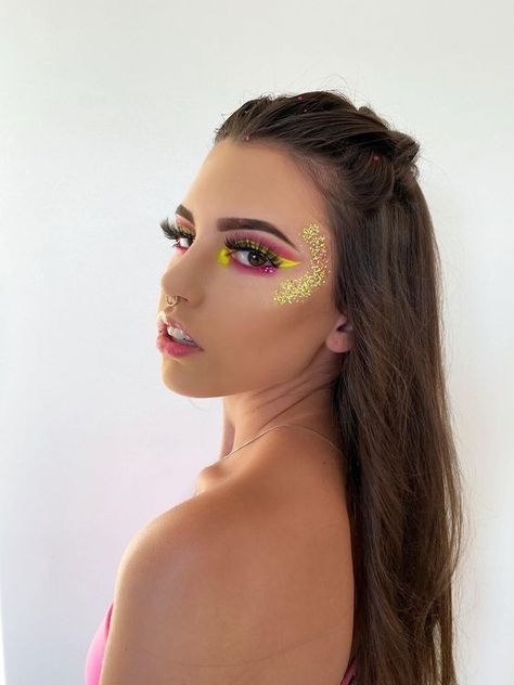 Make de Carnaval: Tendências de Maquiagem para Folia! Edc Makeup, Casual Hairstyles For Long Hair, Carnaval Make-up, Festival Eye Makeup, Slay Makeup, Make Carnaval, Festival Makeup Glitter, Concert Makeup, Carnival Makeup