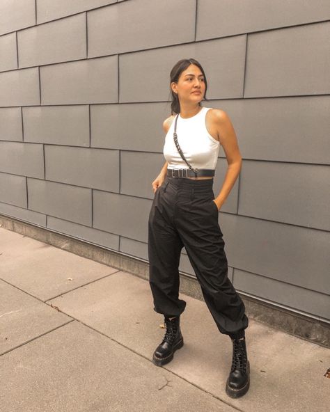 Grunge latina punk gothic looks vintage 90s inspired latina outfits mexican blogger platform boots high waisted asos black pants white crop top Punk Latina, Latina Street Style, Mexican Punk, Latina Outfits, Lesbian Fashion, Easy Outfits, Street Wear Outfits, Gothic Looks, Midsize Fashion