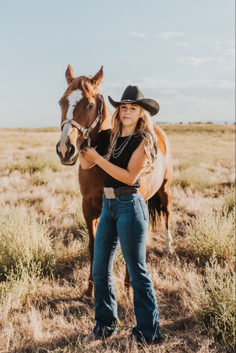 Senior Horse Photography, Western Senior Picture Ideas, Cowgirl Senior Pictures, Western Photoshoot Ideas, Western Photo Shoots, Horse Senior Pictures, Cowgirl Photoshoot, Cute Senior Pictures, Horse Photography Poses