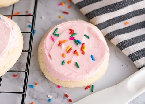 Make Lofthouse sugar cookies from your own kitchen! Here’s the copycat recipe… Lofthouse Sugar Cookies Recipe, Lofthouse Cookie Recipe, Lofthouse Sugar Cookies, Lofthouse Cookies, Cooking With Karli, Recipe Cookies, Soft Gingerbread Cookies, Cookie Spread, Sugar Cookie Frosting