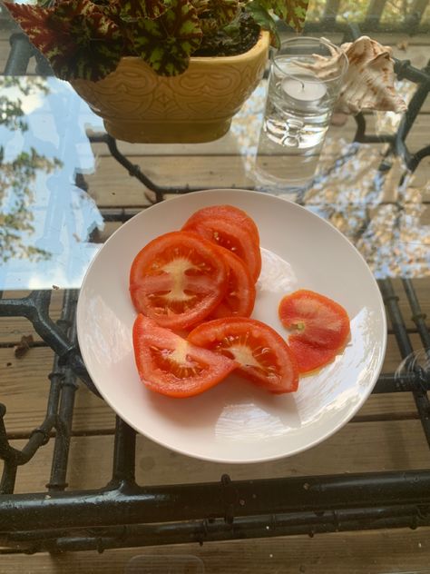 whole tomato with salt sprinkling 🍅 Tomatoe Aesthetic, Tomatoes Aesthetic, Tomato Aesthetic, Aesthetic Tomato, Tomato Food, Malibu Rising, Tomato Girl, 2024 Moodboard, Baby Tomatoes