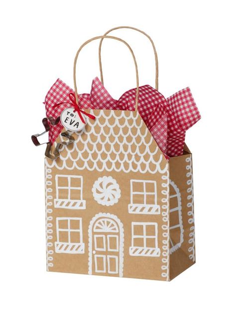 Hack your bags! HGTV Magazine is showing you how to step up your gift-giving game in just a few simple steps. Simple Holiday Gifts, Gingerbread Gifts, Hgtv Magazine, Gift Bags Diy, Holiday Gift Bag, Creative Gift Wrapping, Simple Holidays, Marianne Design, Christmas Gift Bags