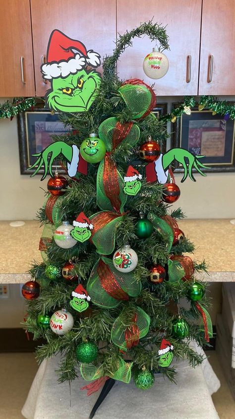 Grinch Christmas Tree Simple, Grinch Centerpiece, Grinchmas Decorations Diy, Grinchmas Decorations, Christmas Tree Decorations Gold, Grinchmas Tree, Christmas Tree Ideas 2023, O Grinch, Diy Grinch