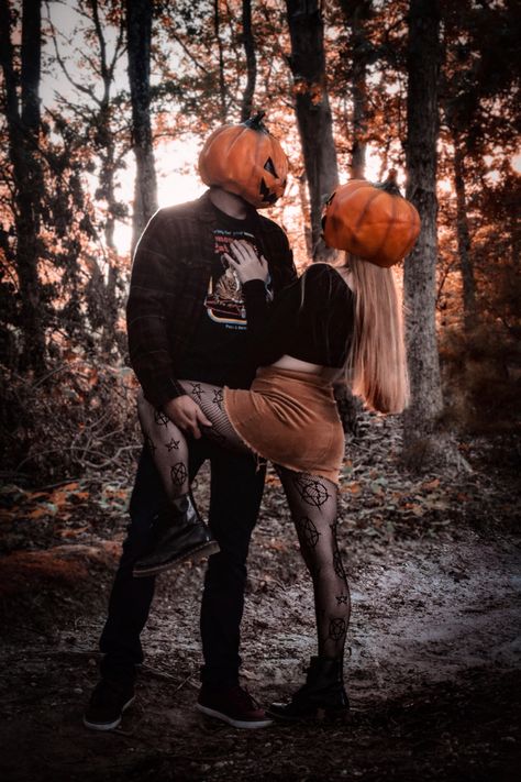 Halloween Photoshoot Ideas For Couples, Family Photo Halloween, Halloween Pumpkin Head Photoshoot Couple, Pumpkin Head Costume Couple, Pumpkin Head Photo Shoot Couple, Pumpkin Head Couples Photoshoot, Cute Pumpkin Head Photoshoot, Spooky Pumpkin Head Photoshoot, Pumpkin Head Photoshoot Poses