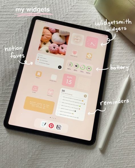 current mood: ☕️🧸🎧 New season, new iPad setup! I can’t believe summer is already over, but I’m hanging onto some of those summer vibes with my iPad setup color palette - warm neutrals, cheerful orange and pretty pink. 🧡🎀✏️ ↓ Here are the apps I used to create my aesthetic iPad setup 🧋 widgetsmith: for creating pretty widgets like clock, date + custom images 🎨 canva: for designing quotes, app icons, widget images, etc. 📱 shortcuts: for creating custom app icon images #ipad #widgets #apps Ipad Calendar App, Mini Ipad Aesthetic, College Ipad Setup, Ipad Setup Ideas, Pink Ipad Setup, Ipad Customization Ideas, Ipad Widget Layout, Ipad Layout Aesthetic, Ipad Set Up