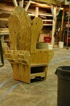 Santa chair diy Beauty And The Beast Set Design Ideas, Beauty And The Beast Props, Santa's Chair, Santa Chair, Masters Chair, Beast's Castle, Set Construction, Beauty And The Beast Costume, Beast Costume