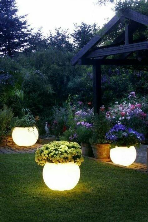 Use Rustoleum's glow-in-the-dark paint to paint your flower pots... Tanaman Pot, Dream Deck, Backyard Small, Easy Backyard, Backyard Pools, Secret Gardens, Landscape Designs, Have Inspiration, The Secret Garden