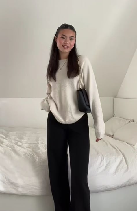 Flare Leggings Outfit, Cozy Sweaters Outfits, Leggings Outfit Ideas, Soft Feminine Outfits, Sixth Form Outfits, Leggings Outfits, Fall Outfits For School, Uni Outfits, Flared Leggings