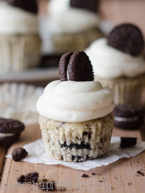 Cookies And Creme Cupcakes, Mini Vanilla Cupcakes, Cookies And Cream Cupcakes, Frost Cupcakes, Cookies And Cream Frosting, Cookies And Cream Fudge, Cookie And Cream Cupcakes, Oreo Frosting, Mini Cupcake Pan