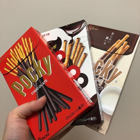 Pocky Aesthetic, Ramen Spicy, Aesthetic Chocolate, Instant Meals, Tasty Sweets, Pocky Sticks, Box Aesthetic, Convenient Store, Chocolate Pack