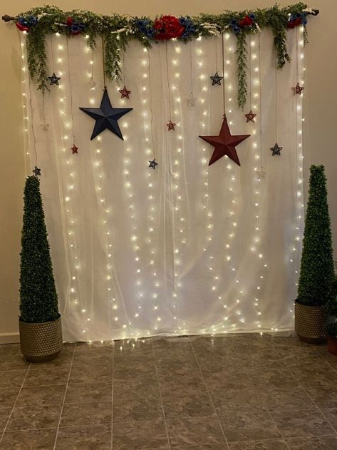 Xmas Photobooth Backdrop Ideas, Photo Backdrop Diy Christmas, Christmas Decorations Photo Booth, Diy Holiday Backdrop Ideas, Diy Christmas Party Backdrop Ideas, Easy Diy Christmas Photo Backdrop, Winter Photo Backdrop Diy, Photo Booth Natal, Christmas Backdrops For Photos Diy