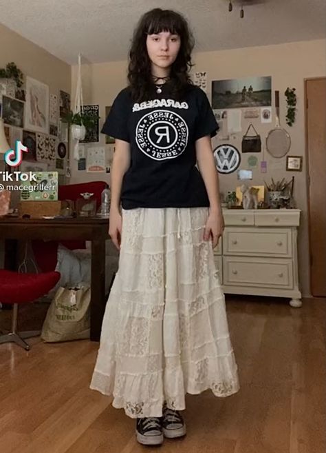 Long Lace Skirt Outfit Ideas, Tshirt Long Skirt Outfits, T Shirt With Long Skirt, Gender Outfits, Long Flowy Skirt Outfit, Skirt With Tshirt, Flowy Skirt Outfit, Gray Skirt Outfit, White Maxi Skirt Outfit