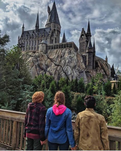 Comment HOGWARTS Letter By Letter -@simplypottergirl . #harrypotter #hogwarts #gryffindor… Harry Potter List, Anime Sasuke, Presets For Instagram, Harry Potter Wall, Buku Harry Potter, Harry Potter Images, Christmas Aesthetic Wallpaper, Images Harry Potter, Hogwarts Castle