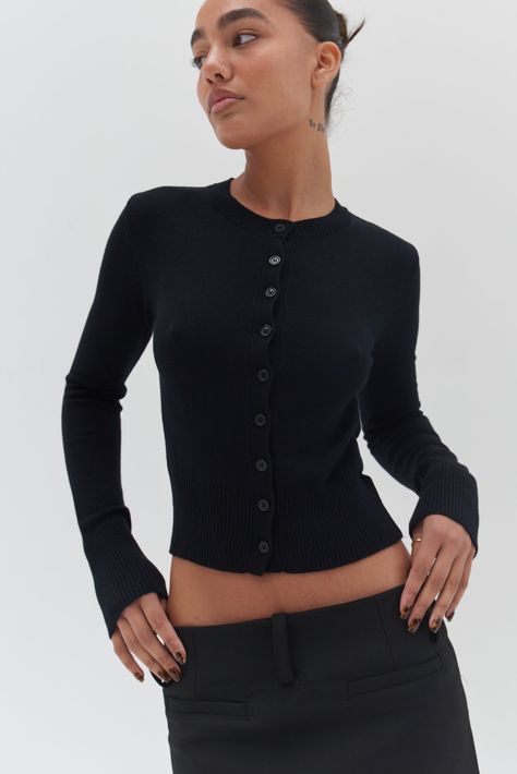 A cozy wardrobe essential! Our Camille Cardigan - Black is crafted from a soft black knit; featuring - a classic button-up front, slightly cropped length and finished with ribbed detailing to the hem, cuffs and neckline Therapist Aesthetic, 6th Form Outfits, Cozy Wardrobe, Cardigan Outfits, Cardigan Black, Cardigan Top, Outfit Inspo Fall, Fit Inspo, Black Knit