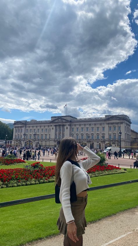 london core girl aesthetic outfit inspo buckigham palace Buckingham Palace Photo Ideas, Buckingham Palace Aesthetic, London Pictures Ideas, Europe Pictures, London Core, London Photo Ideas, Europe 2024, Foto Inspo, Uk Trip