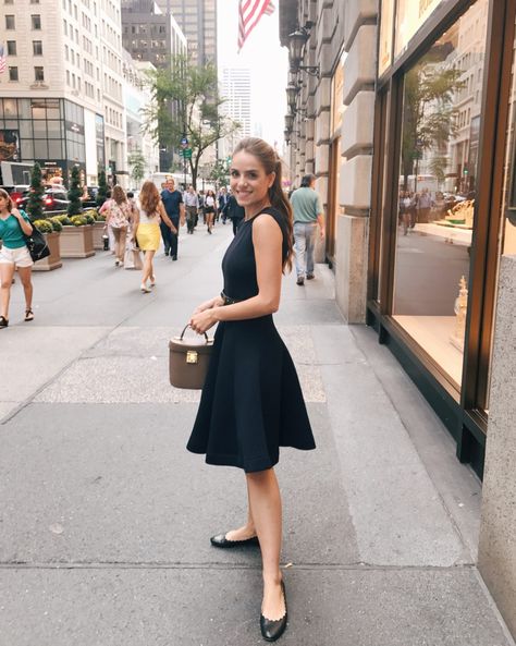 Julia Hengel, Chloe Flats, Carolina Herrera Dresses, Audrey Hepburn Style, Simple Summer Outfits, Fashion Petite, Gal Meets Glam, Daily Look, Carolina Herrera