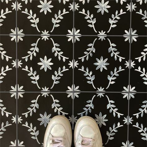 Floor Stencils Patterns, Moroccan Style Home, Stencil Concrete, Geometric Stencil, Moroccan Stencil, Stencil Fabric, Patio Slabs, Painted Floor, Tile Stencil