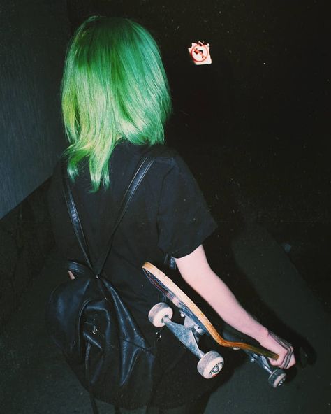 Green Vibe, Green Hair Girl, Amazing Hairstyles, Hot Hair Colors, Aesthetic People, Scene Hair, Grunge Girl, Haikyuu Characters, Have A Wonderful Day