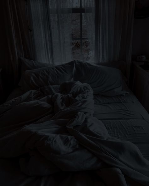 Low Exposure Bedroom, Dark Cozy Apartment Aesthetic, Cosy Hotel Room, Small Dark Bedroom Aesthetic, Cozy Bed Aesthetic Dark, Dark Room Aesthetic Bedroom Night, Dark Cozy Bedroom Aesthetic, Dark Grey Bedroom Aesthetic, Bedsheets Aesthetic Dark