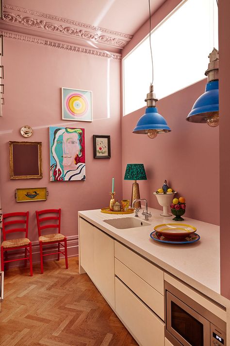 Interior Design Masters, Casa Retro, Kitchen Blue, Charming Kitchen, Pink Living Room, London Apartment, Hus Inspiration, Blue Pendant, Pink Interior