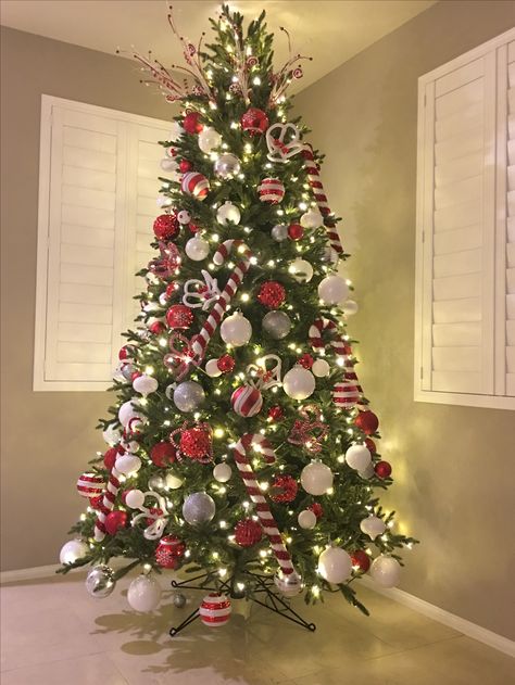 Christmas Tree Inspo Red And White, Red And White Christmas Tree Aesthetic, Silver White And Red Christmas Tree, Red And White Ornaments Christmas Tree, Red And White Christmas Tree Decor, Christmas Tree Decorations Red And White, White Silver And Red Christmas Tree, Green Red And White Christmas Tree, Christmas Aesthetic Red And Green