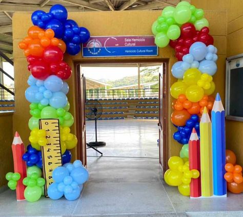 Graduation Crafts, Welcome To School, Kindergarten Learning Activities, Back To School Party, Balloon Stands, Balloon Arrangements, Tshirt Printing Design, Kindergarten Graduation, Kindergarten Learning