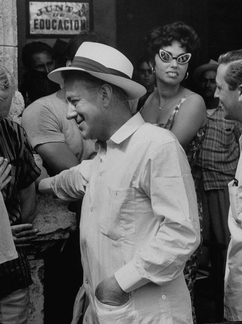 Actor Alec Guinness on the set of "Our Man in Havana." Our Man In Havana, Alec Guinness, Art Google, Guinness, Tango, Culture Art, Havana, Behind The Scenes, Historical Figures