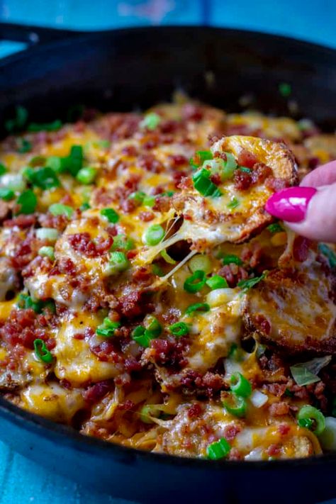 Irish Pub Potato Nachos are the perfect St. Patrick's Day food or tailgating appetizer. Thinly sliced russet potatoes baked to crispy tender perfection and then topped with cheddar cheese, crumbled bacon, green onions and sour cream... ultimate comfort food! | A Wicked Whisk #irishnachos #irishnachosrecipe #irishnachostraditional #irishnachoseasy #irishpotatonachos #irishpotatonachosrecipe #irishpubpotatonachos #irishpubfood #irishpubfoodappetizers #stpatricksdayirishnachos Pub Potatoes, Irish Pub Food, Mac And Cheese Rezept, Nachos Recept, St Patrick's Day Food, Potato Nachos, Potatoes Baked, Queso Cheddar, St Patricks Day Food