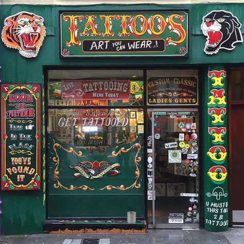 Tattoo Room Aesthetic, Tattoo Salon Design, Tattoo Booth Ideas, Tattoo Parlor Aesthetic, Tattoo Studio Decoration, Tattoo Studio Aesthetic, Tattoo Shop Aesthetic, Tattoo Sign, Tattoo Shop Interior